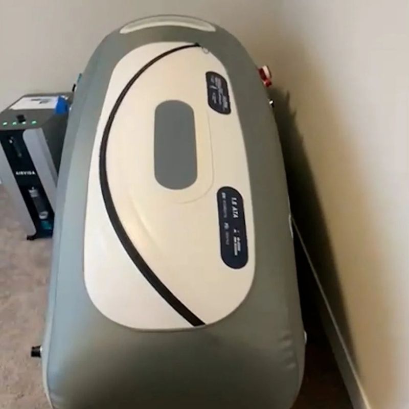 Airvida Soft Shell Hyperbaric Chamber 1.5 ATA Sitting Therapy Pod top